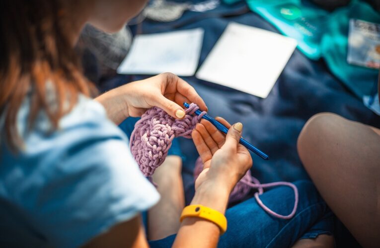 Pletení jako terapie: Jak si uplést vlastní kabelku