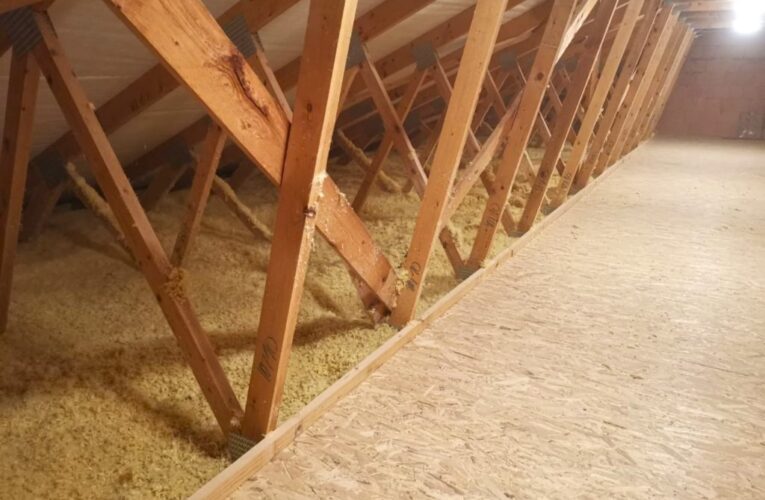 Úniky tepla začínají na půdě. A také tam mohou skončit